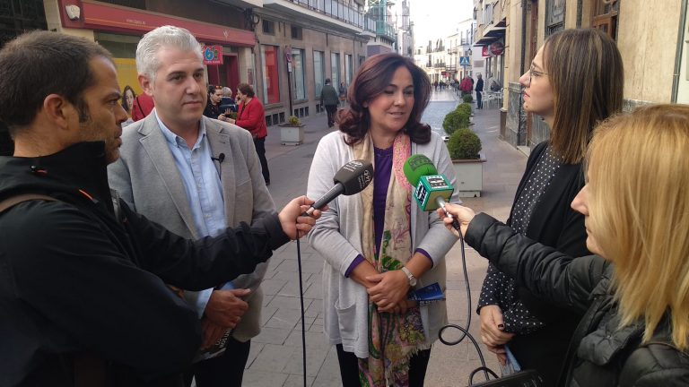Maria de la O Redondo realiza un paseo electoral por Montilla.